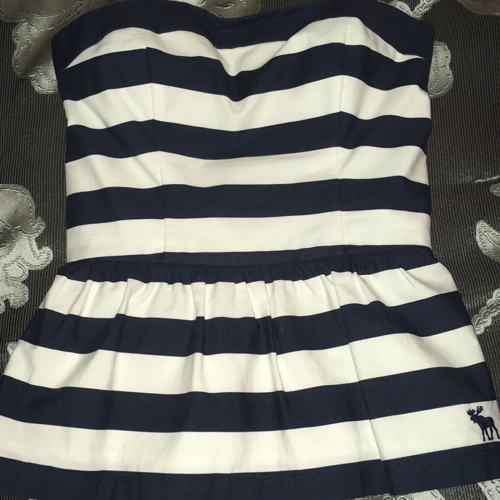A small A&F white/navy shirt. *Perfect condition*